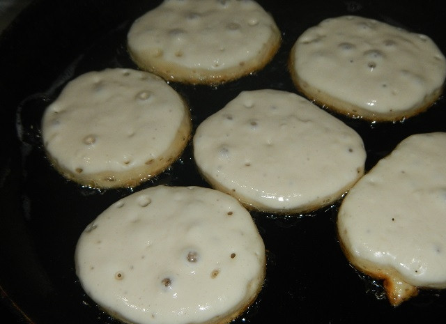 1. Этап. Оладьи на простокваше: Налейте немного масла растительного на сковородку, выкладывайте тесто по столовой ложке.