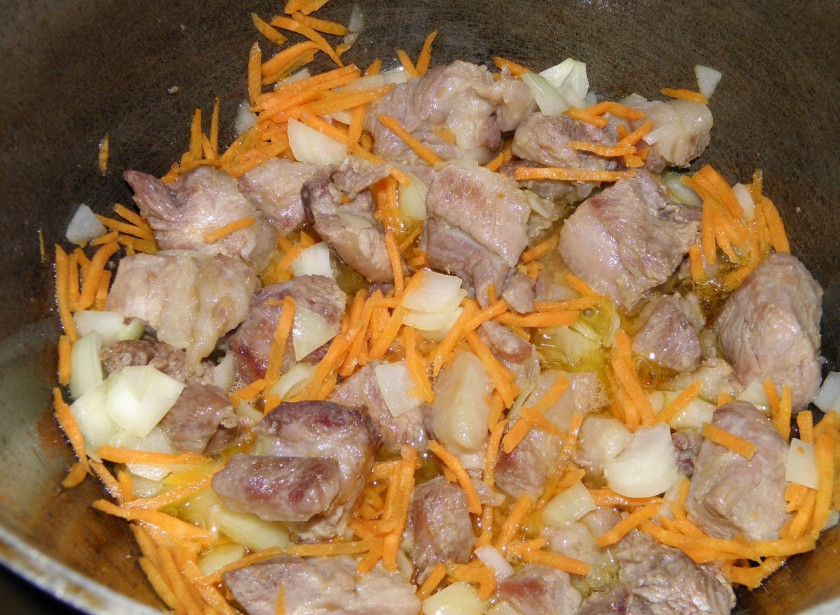 1. Этап. Плов: 7. К обжаренному мясу добавьте лук и морковь, обжарьте все вместе до золотистого цвета моркови.