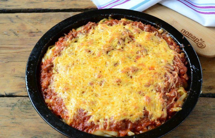 1. Этап. Пирог из спагетти под сыром: Пирог из спагетти под сыром готов. Подавайте горячим, украсив свежей зеленью.