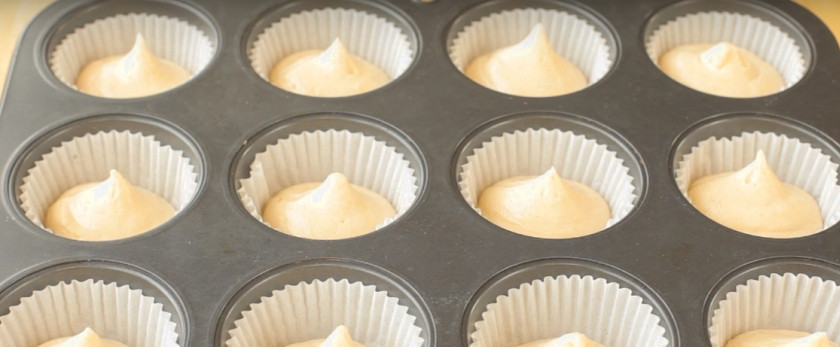 1. Этап. Ванильные кексы (базовый рецепт): 4. Наполняем формочки для теста подготовленым тестом (примерно на 2/3). Выпекайте кексы в разогретой до 180 градусов духовке 15-20 минут.