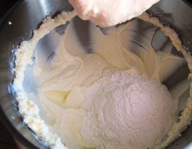 1. Этап. Диетические лепешки с творогом: И добавьте её частями к творогу, постоянно перемешивая. В конце добавьте ваниль.