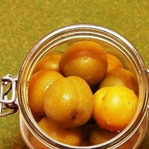 1. Этап. Маринованные сливы: Затем шумовкой достаем сливы из кипятка и раскладываем по банкам.