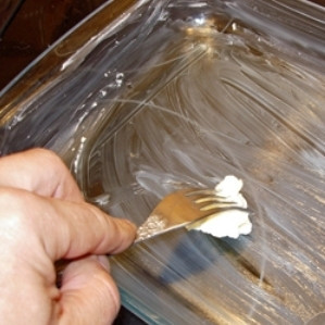 1. Этап. Яблоки, запеченные с черствым хлебом: Форму для запекания очень обильно смазываем растительным маслом.