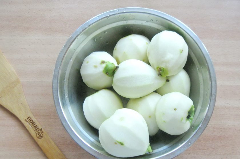 1. Этап. Джем из груши с лимонной кислотой на зиму: Удалите плодоножки и очистите, ополосните.