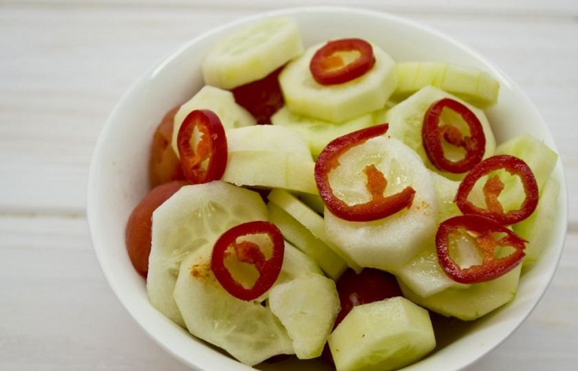 1. Этап. Суп Гаспачо из помидоров: 4. Перец чили мою, разрезаю и очищаю от семян, в которых содержится вся острота, затем нарезаю их и отправляю к остальным овощам.