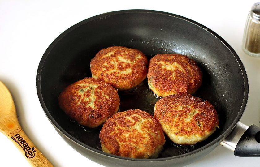 1. Этап. Рыбные котлеты в панировке: Обжарьте котлеты на сильном огне до румяной корочки, затем накройте крышкой и на медленном огне потомите с небольшим количеством воды до полного ее выкипания.