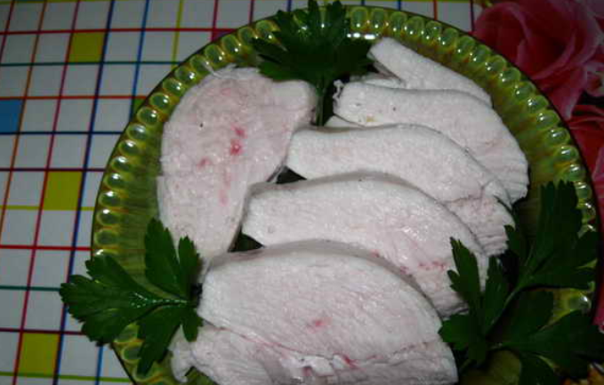 1. Этап. Вареная куриная грудка: Делаем красивую нарезочку и подаем к столу. Приятного аппетита!