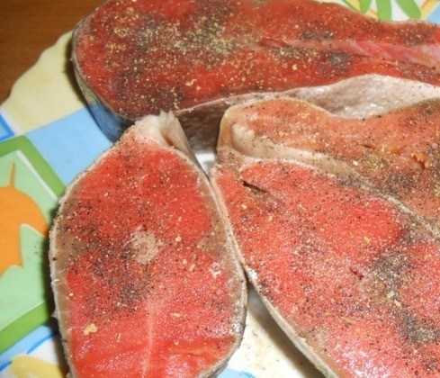 1. Этап. Кижуч на пару в мультиварке: Чистим рыбу, нарезаем её на части (стейки). Натираем каждый кусочек рыбы смесью соли, перца и специй.