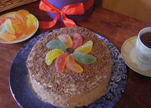 1. Этап. Быстрый торт на сковороде с заварным кремом: Украшаем торт с заварным кремом по своему вкусу и угощаем родных.