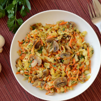 Постная тушеная капуста с грибами