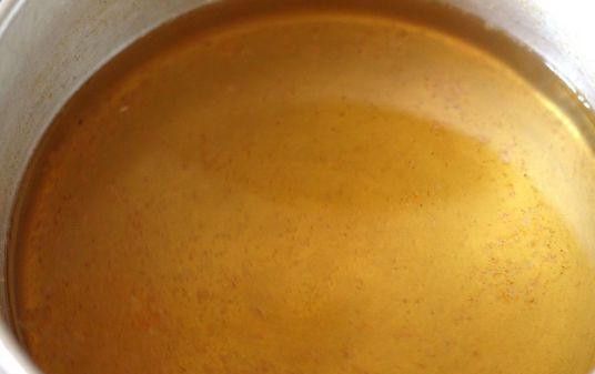 1. Этап. Халва из манки: В кастрюльке вскипятить два стакана воды со стаканом сахара. В получившейся сахарный сироп (для красоты) можно добавить оранжевого красителя, либо немного корицы.