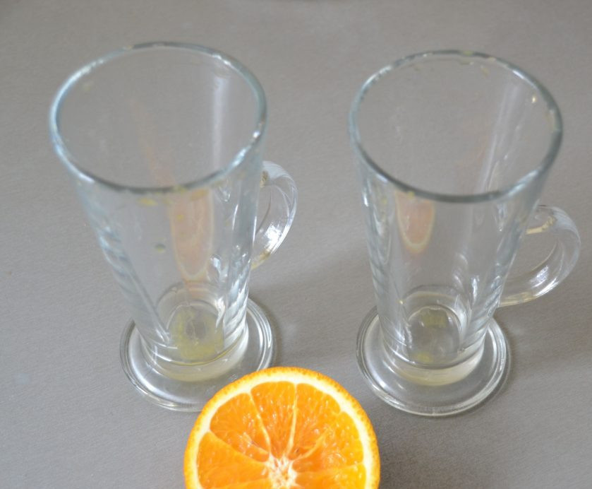 1. Этап. Безалкогольный глинтвейн на гранатовом соке: Для красивой подачи глинтвейна можно подготовить бокалы, смазав ободок долькой апельсина.