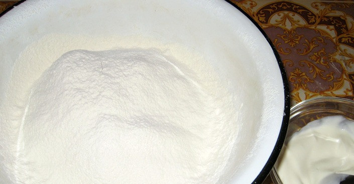 1. Этап. Тесто для пельменей на сметане: Для начала просеиваем муку в глубокую миску и смешиваем ее с солью, в отдельной мисочке соединяем сметану и соду.