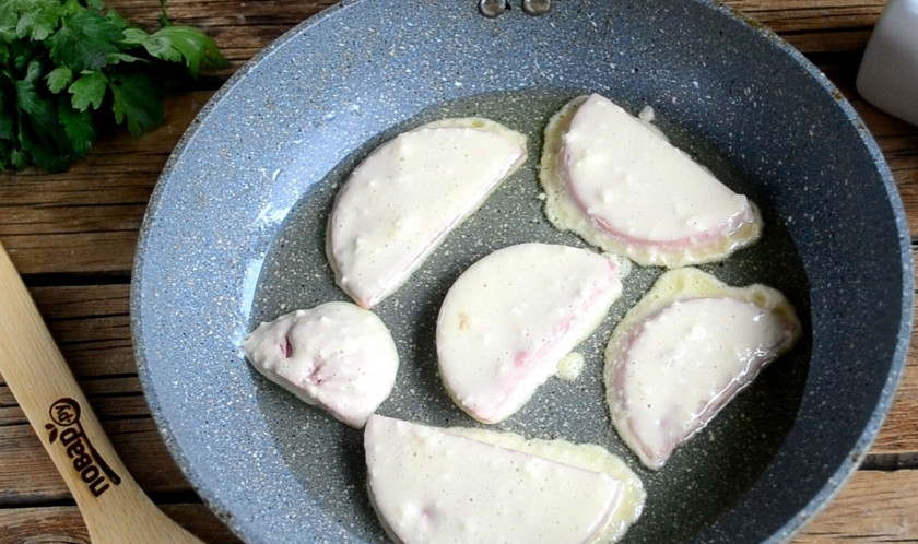 1. Этап. Колбаса в кляре необычная крутая: Сначала обмакните каждый кусочек колбасы в кляр, а затем выложите на сковороду с разогретым растительным маслом.