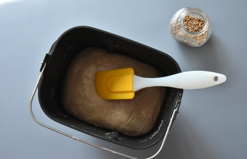 1. Этап. Дарницкий хлеб на закваске в хлебопечке: Когда хлебопечка закончит процесс замеса, верх теста разладьте силиконовой лопаткой, смоченной в воде.