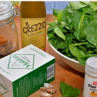 1. Этап. Салат из шпината, изюма и кедровых орешков: Итак, поехали. Вот наши ингредиенты, для наглядности - хотя все ингредиенты вроде бы понятны и известны всем.