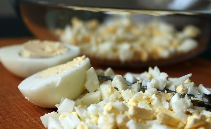 1. Этап. Салат из яиц и кукурузы: 2. Очищаю яйца от скорлупы, нарезаю их средним кубиком, перекладываю в миску.