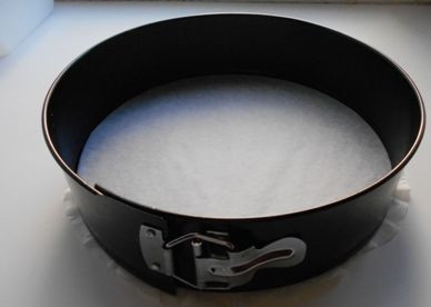 1. Этап. Чизкейк с клубникой: Форму берем разъемную и диаметром 23-25 см. Застилаем дно пергаментом