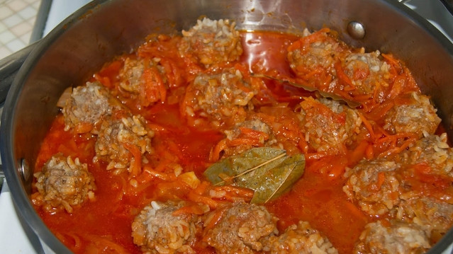 1. Этап. Ежики под соусом: Кипятим блюдо на среднем огне. Затем тушим еще полчаса под крышкой до готовности риса. В процессе приготовления рис будет 