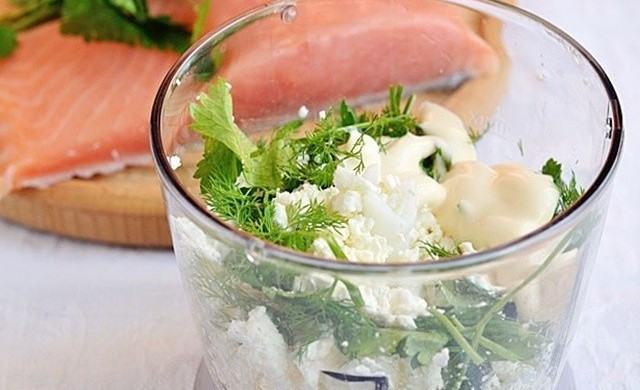 1. Этап. Рулеты с семгой: В блендере сделайте начинку. Взбейте вместе творог с солью, зеленью и сметаной.
