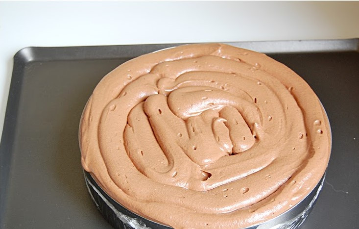 1. Этап. Торт Царский: Разравниваем верхний слой шпателем и отправляем торт на ночь в холодильник.