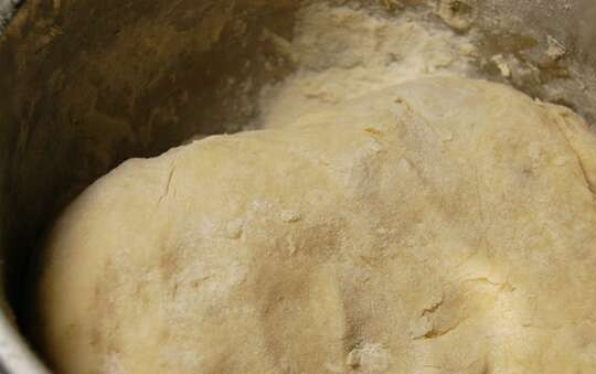 1. Этап. Мясо в пиве по-чешски: Добавляем в пюре муку и делаем из него мягкое тесто.