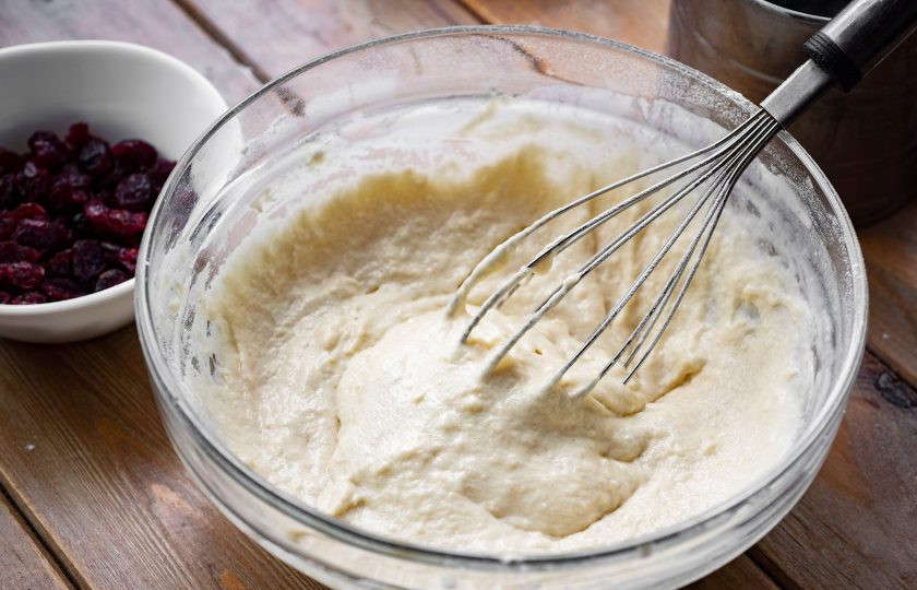 1. Этап. Вафли с клюквой: Перемешайте эти ингредиенты венчиком до получения однородного, вязкого теста.