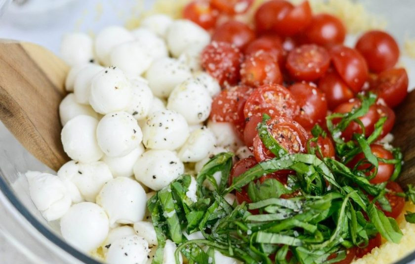 1. Этап. Салат Капрезе с кускусом: 4. Затем все ингредиенты соедините в салатнице.