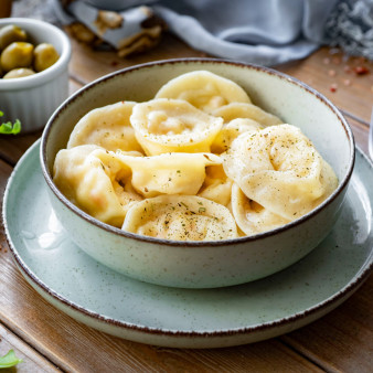 Пельмени с креветками и сыром