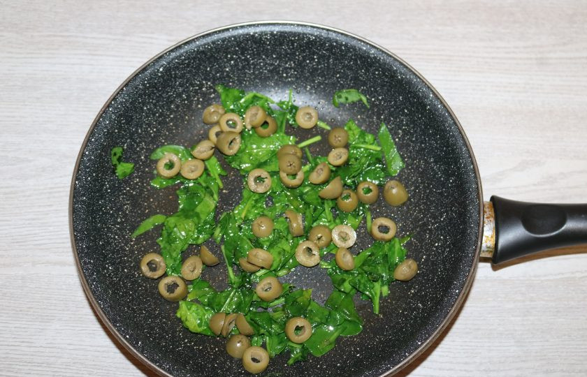 1. Этап. Рис с оливками: Добавьте нарезанные оливки. Перемешайте, обжаривайте 1 минуту.