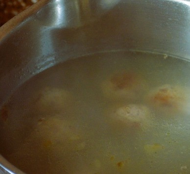 1. Этап. Тыквенный крем-суп с фрикадельками: В 0,7 л. воды сварить фрикадельки и пока их отложить.