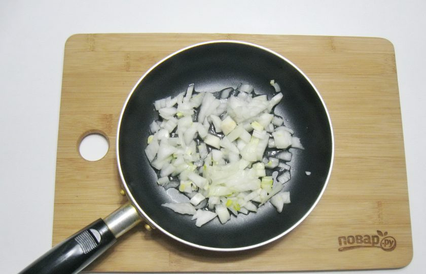1. Этап. Перцы фаршированные курицей в духовке: Репчатый лук очистите, помойте и мелко нарежьте. Выложите в сковороду с подсолнечным маслом.