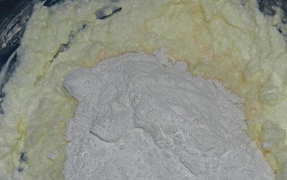 1. Этап. Сливочно-сметанный крем: Высыпаем оставшуюся сахарную пудру.