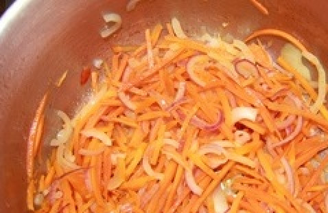 1. Этап. Лечо из кабачков на зиму: В нагретую кастрюлю налейте пятую часть растительного масла, положите лук и морковь.