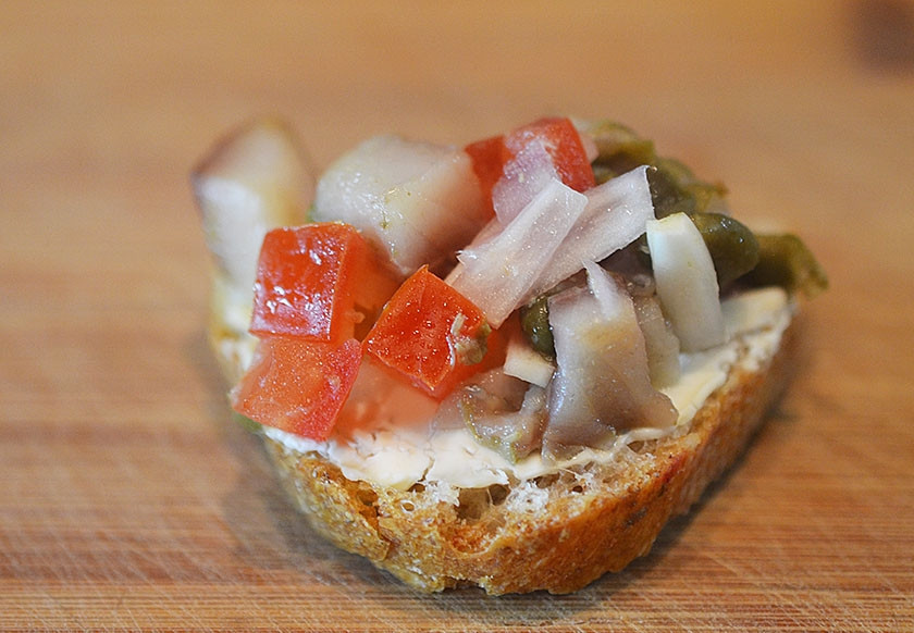 1. Этап. Ассорти из канапе: Выложите на хлеб. Третий вариант канапе готов.