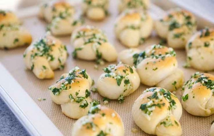 1. Этап. Чесночные узелки: 9. Каждый узелок обильно смажьте приготовленной смесью и оставьте на 5 минут, затем подавайте.