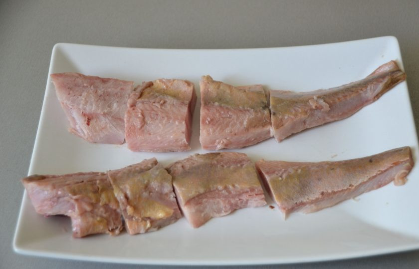 1. Этап. Терпуг, жареный на сковороде: Очистите рыбу от внутренностей, костей, кожи, порежьте на кусочки. Можно просто очистить от внутренностей и нарезать на порционные кусочки.