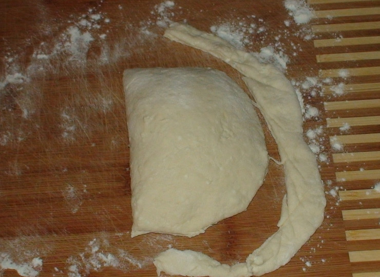 1. Этап. Пирожки на кефире жареные: Пальцами приминаем край теста, лишнюю часть обрезаем.