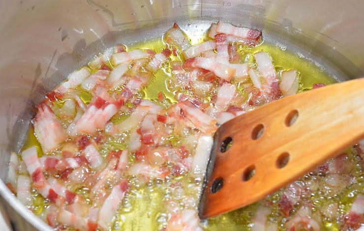 1. Этап. Минестроне с беконом: Теперь наливаем в кастрюлю оливковое масло и обжариваем на нем бекон. Не зажариваем его сильно, а только немного подтапливаем (1-2 минуты на среднем огне).