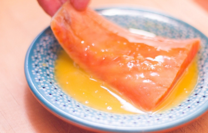 1. Этап. Лосось с миндалем: Поперчите кусочек лосося и окуните в яйцо.