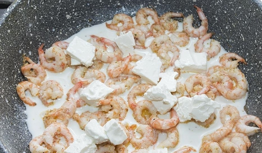 1. Этап. Овощной салат с креветками: 7. Фету нарезаю кусочками и добавляю на сковороду к креветкам, прогреваю, пока сыр не расплавится.