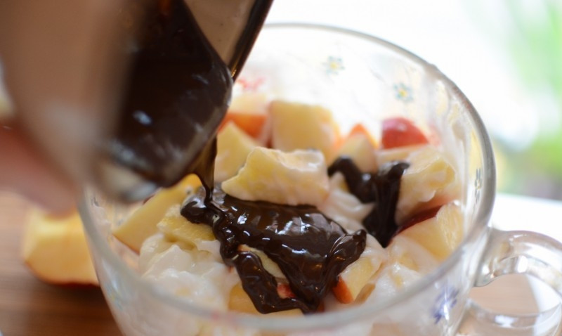 1. Этап. Яблоки с йогуртом: Шоколад растопить с маслом и залить яблоки.