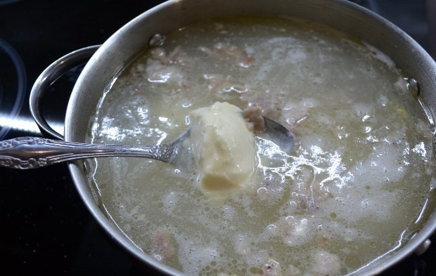 1. Этап. Cырный суп для детей: Затем добавьте в бульон порезанную кружочками морковку, проварите 10 минут. Потом — картошку, порезанную кубиками, еще 10 минут варите. Затем добавьте порезанное отварное мясо и сыр плавленый.