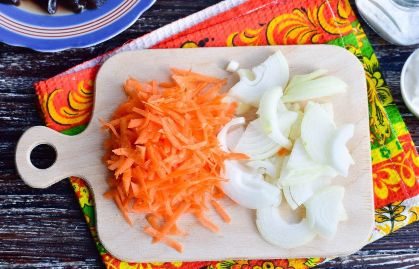 1. Этап. Печень кролика в сметане: Очистите овощи. Нарежьте лук полукольцами, морковь натрите на терке.