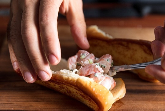 1. Этап. Хот-дог с креветками: 3. Поместите начинку в булочки и можно подавать хот-дог с креветками к столу. Интересно и вкусно! Приятного аппетита!