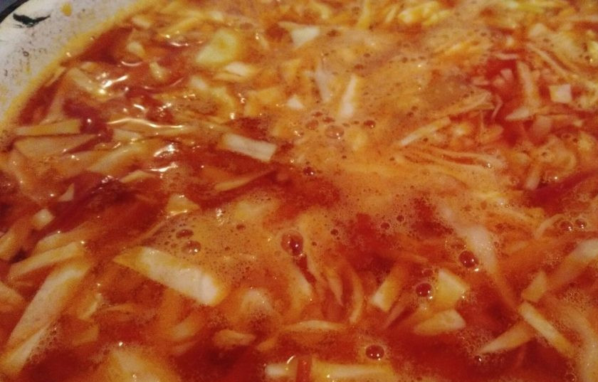 1. Этап. Борщ на постной говядине: 8. Доведите борщ до готовности капусты, после чего можно добавить чеснок и зелень. Если любите, чтобы капуста была мягкой, варите ее около 10 минут.