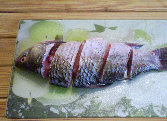 1. Этап. Жареная рыба с картошкой: 2. Рыбу нарезаем на порционные кусочки. Солим, используем специи по вкусу. Оставляем на 10-15 минут.