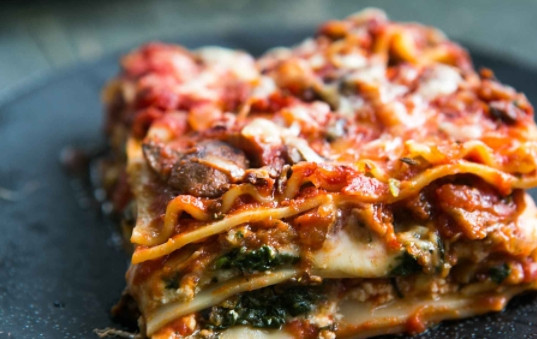 1. Этап. Лазанья простая: Накройте форму фольгой и запекайте 25 минут, затем фольгу снимите и готовьте еще столько же. Перед подачей остудите минут 5.