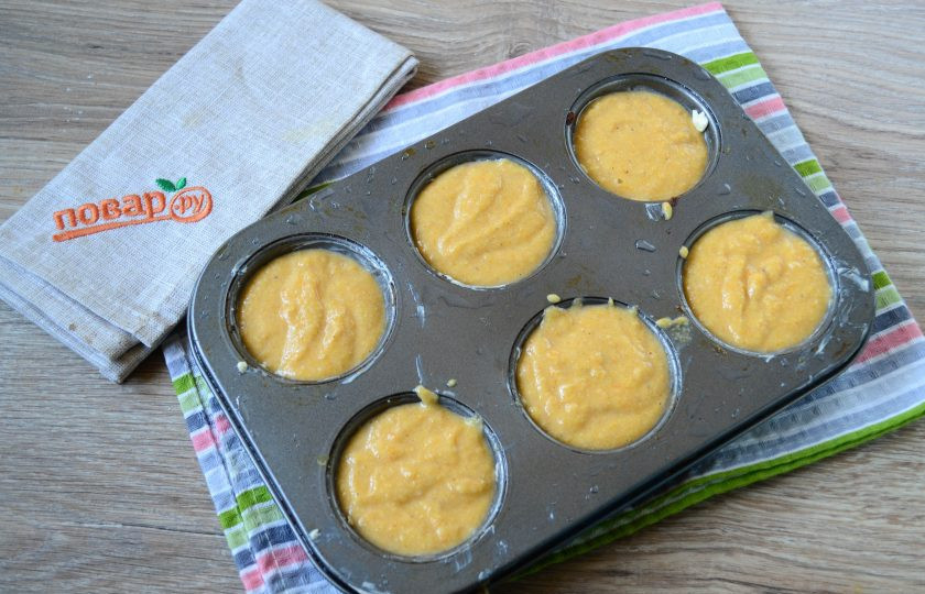 1. Этап. Тыквенно-кукурузные кексики: Выпекать кексы можно в силиконовых формочках или в металлических. В металлические формочки можно вложить бумажные корзинки, и тогда кексы уж точно не пристанут. Если же корзинок нет, то смажьте формочки сливочным маслом. Разложите тесто по формочкам, чтобы заполнено было примерно 3/4 объема.