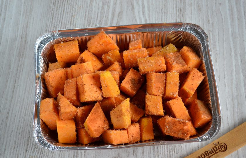1. Этап. Тыква в сметанном соусе в духовке: Сахар смешайте с корицей. Количество сахара и корицы можно варьировать по своему вкусу. Мне, например, очень нравится сочетание тыквы и корицы, поэтому кладу ее достаточно много. А сахара можно совсем не добавлять, если хотите сделать блюдо более диетическим. Добавьте смесь сахара и корицы к тыкве и перемешайте, чтобы все равномерно распределилось.
